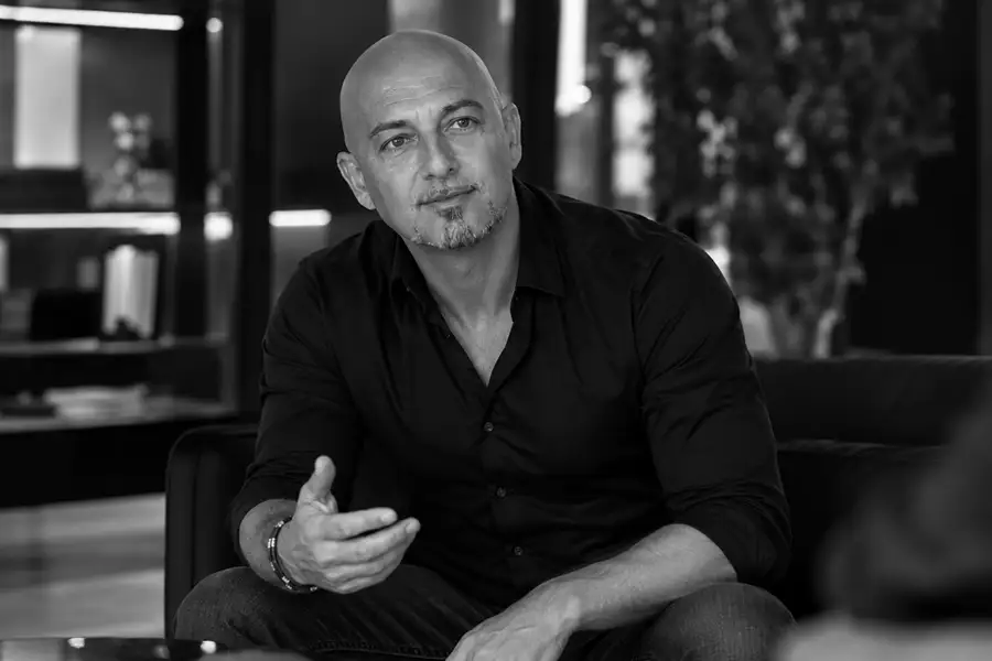 Sandro Renk im Beratungsgespräch – Webdesign und Markenstrategie für Ärzte