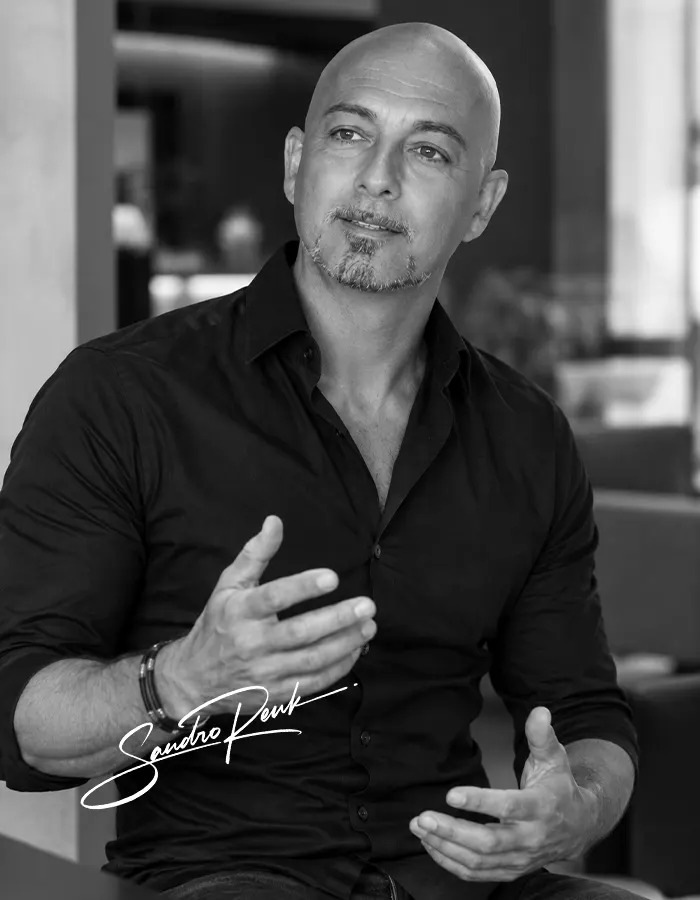Sandro Renk, Agenturinhaber für Webdesign und Brand Building, steht im Büro und blickt in die Kamera