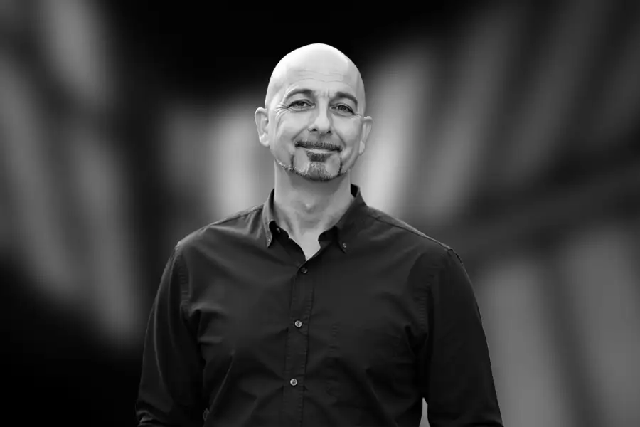 Webdesign für Coaches - psychologisch fundiert Das Bild zeigt mich, wie ich symbolisch am Tablet das Webdesign für Coaches erkläre