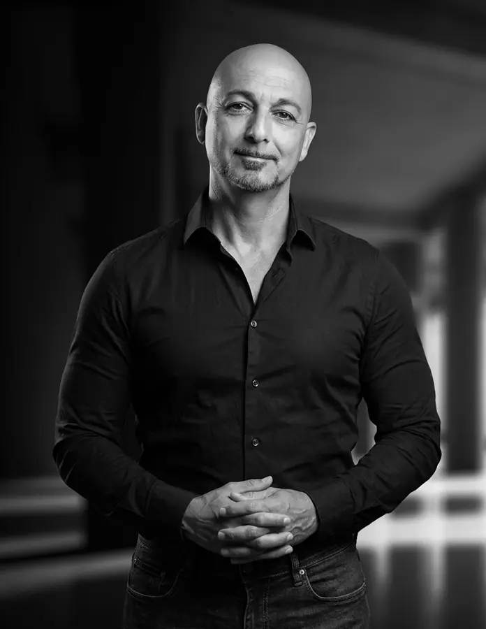 Sandro Renk, Agenturinhaber für Webdesign und Brand Building, im Anzug