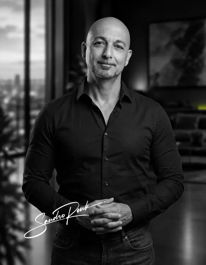 Sandro Renk, Inhaber der Agentur für Webdesign und Markenaufbau, im eleganten Anzug